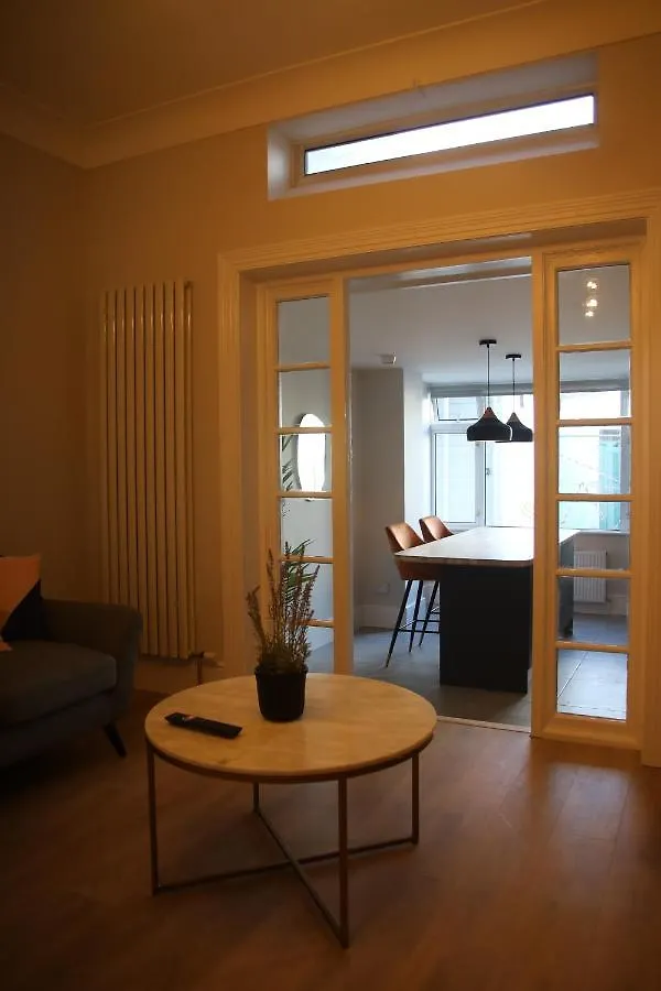 Crawford House- Scholarlee Living Apartments Cork Guest house