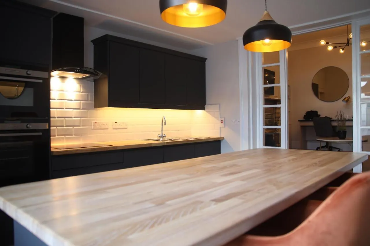 *** Guest house Crawford House- Scholarlee Living Apartments Cork Ireland