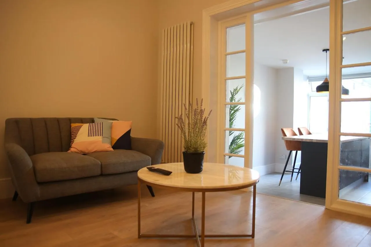 Crawford House- Scholarlee Living Apartments Cork Guest house