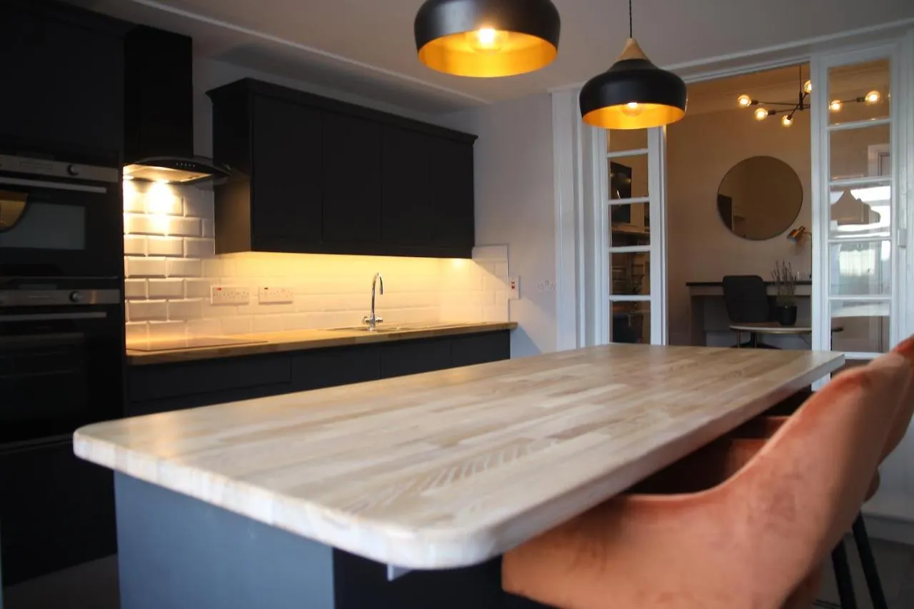 Crawford House- Scholarlee Living Apartments Cork 3*,
